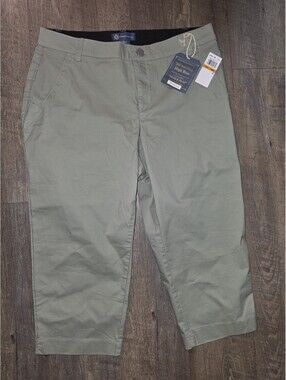 Democracy High Rise Capri Pants Solid Green Button Plus Women